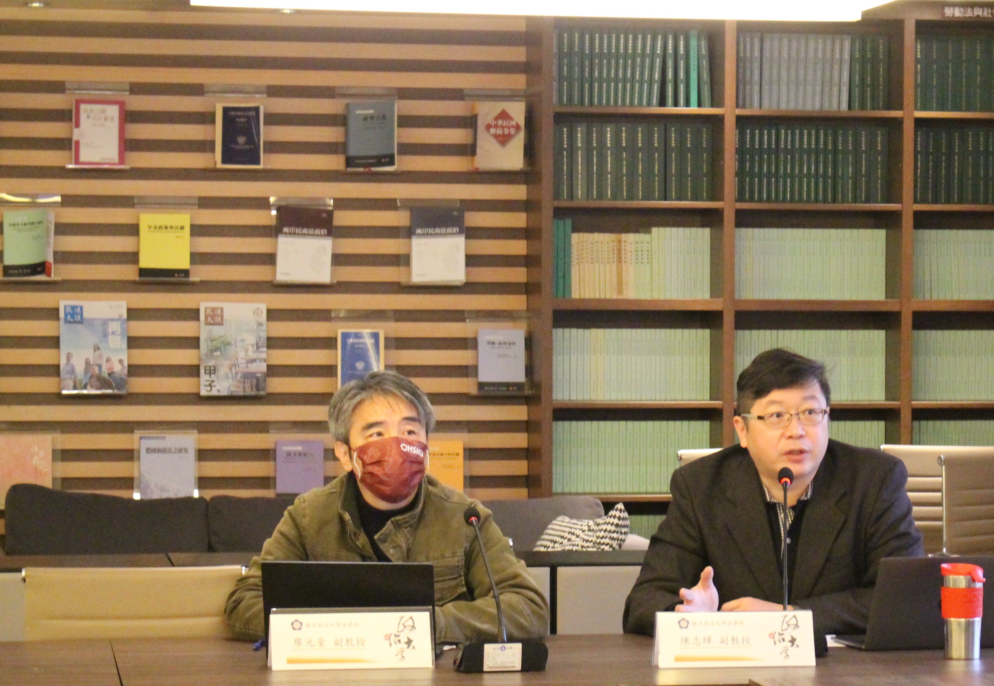 照片5：法一丙導師陳志輝老師座談討論。