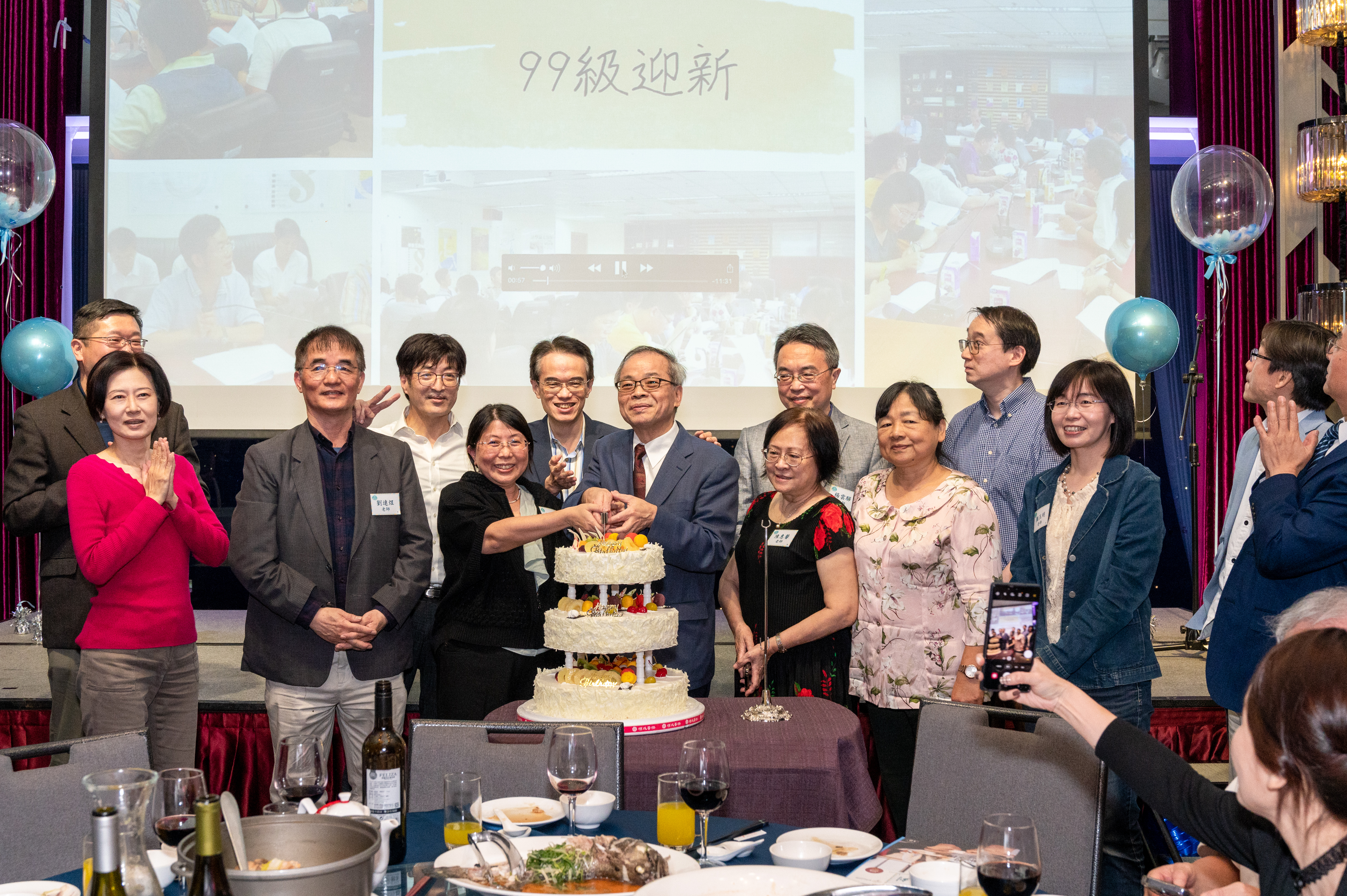 法學院師長一同進行切蛋糕儀式，祝賀法碩專班創立20週年。