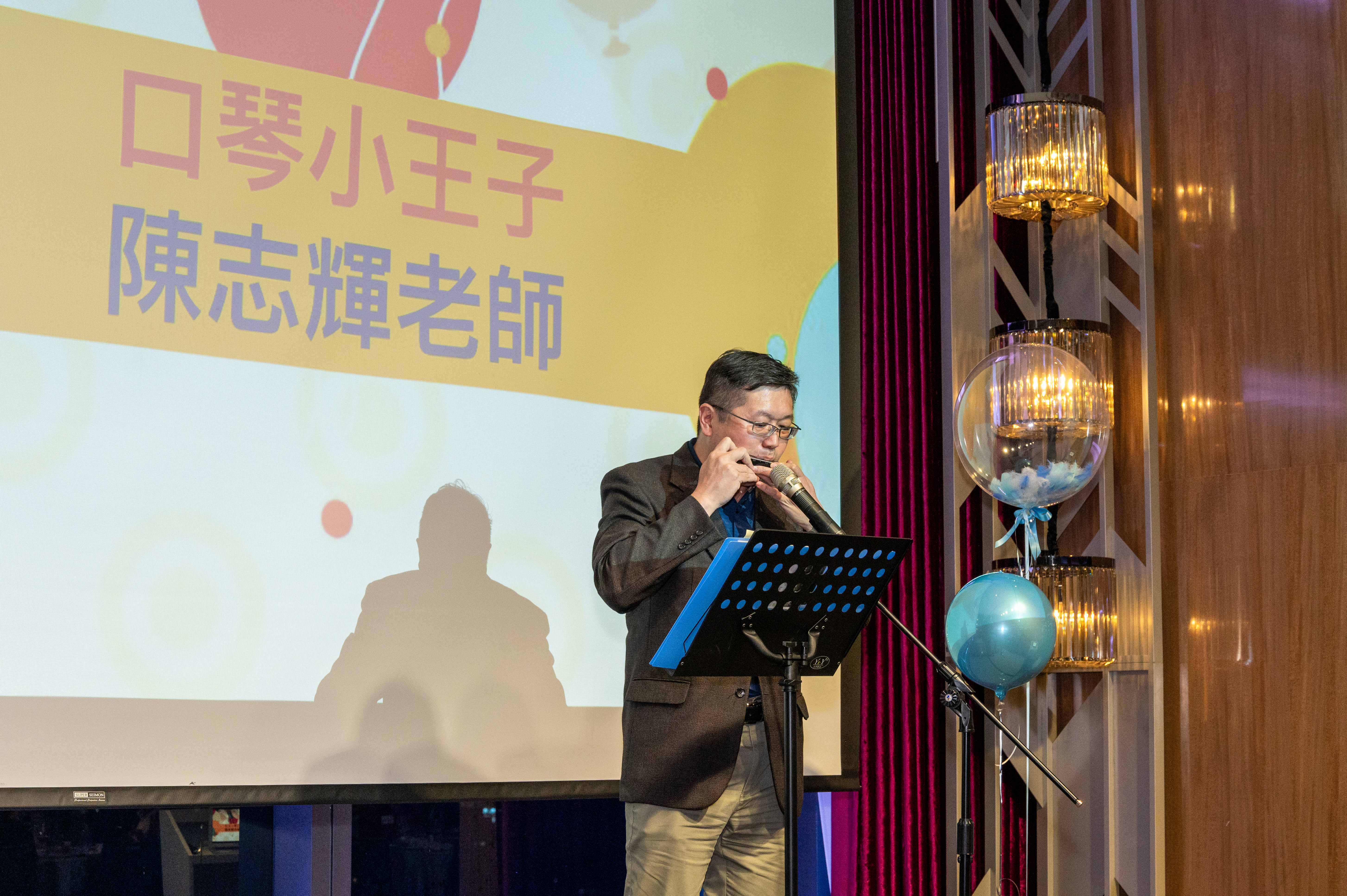 本院陳志輝副教授表演口琴吹奏。