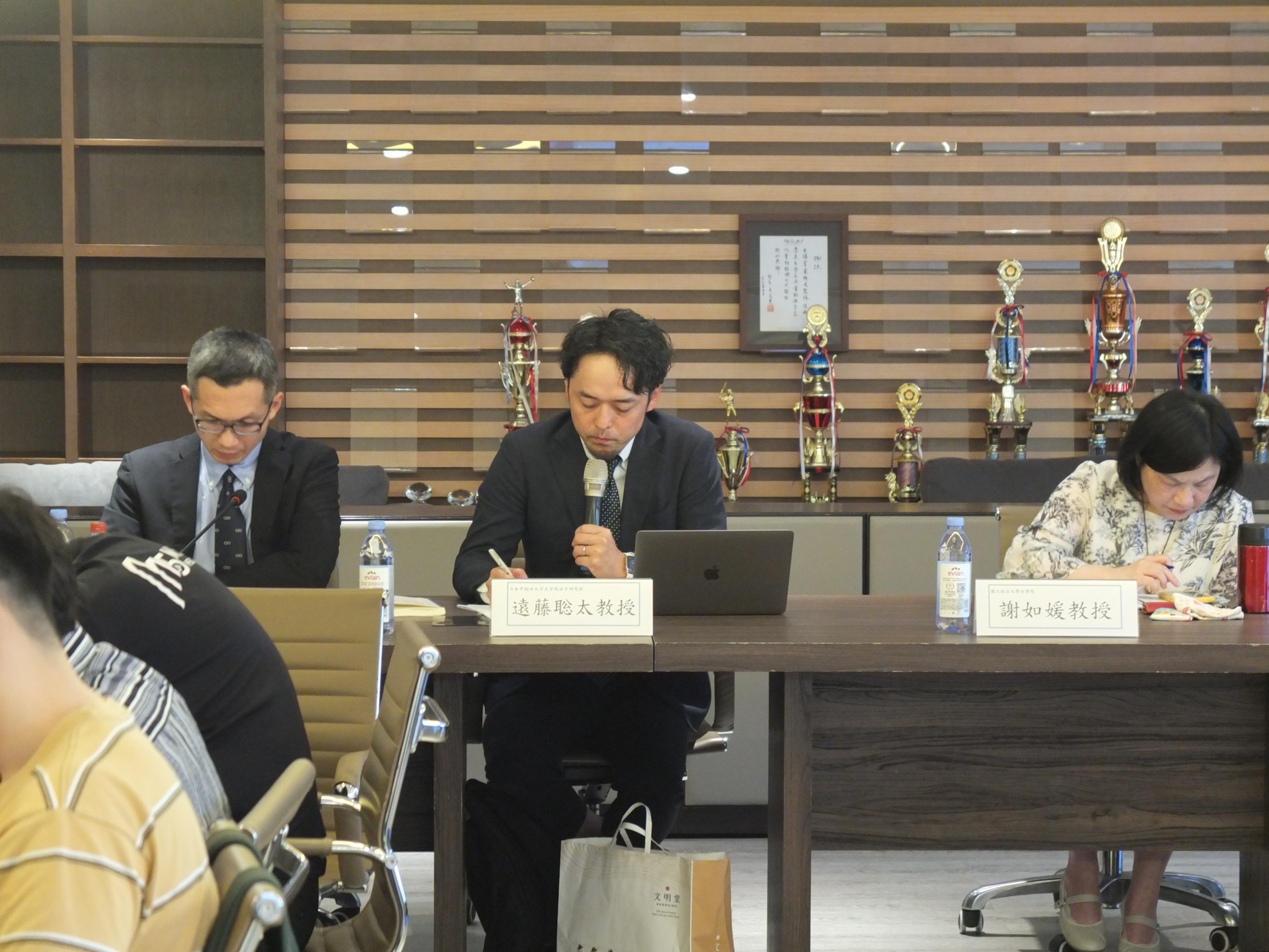 遠藤聡太教授演講中。由左而右為本院黃士軒教授、日本早稲田大学遠藤聡太教授、本院謝如媛教授。