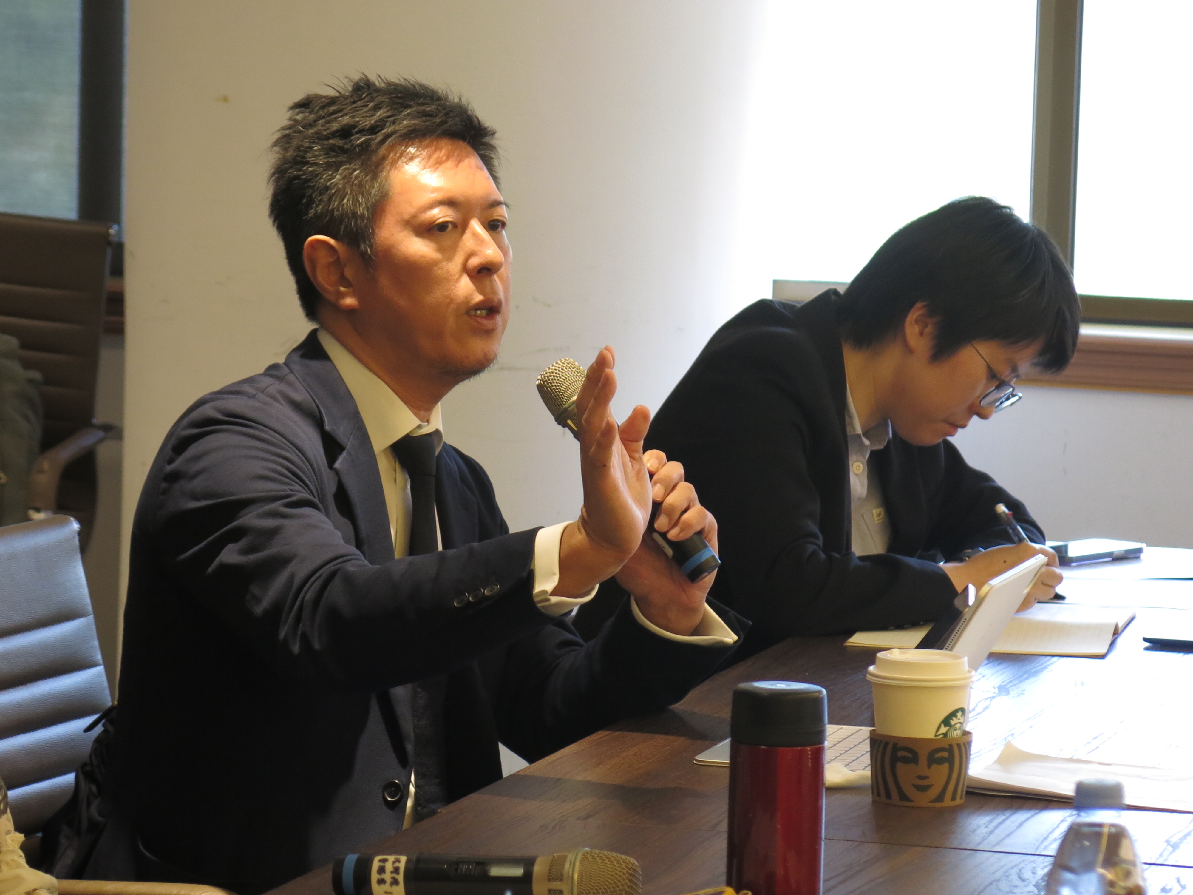 深町晋也教授回答同學提問。由左而右為日本立教大學深町晋也教授、國立中正大學林琬珊副教授。
