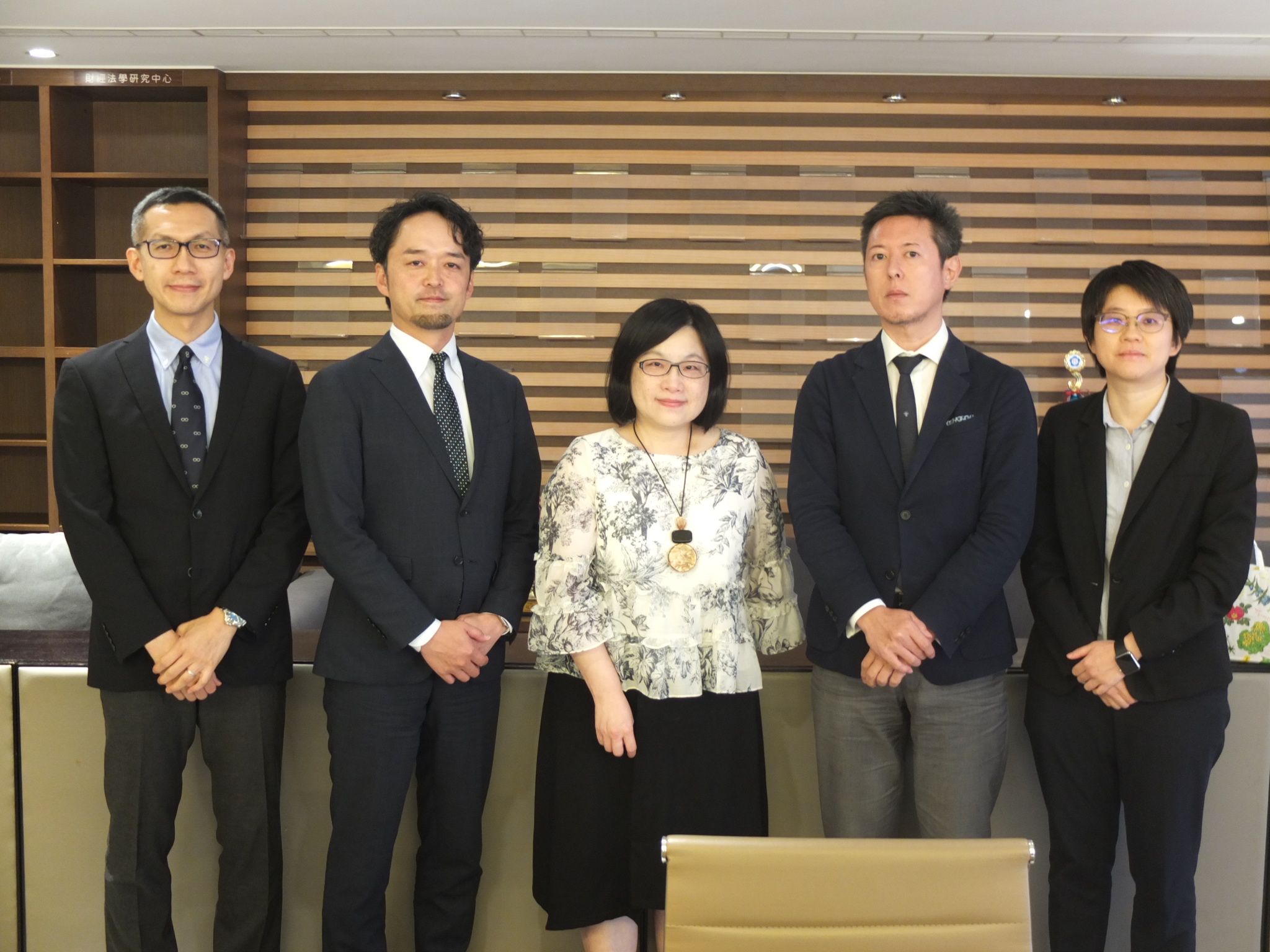 會後大合照。正中間後排五位由左而右為本院黃士軒教授、日本早稲田大学遠藤聡太教授、日本立教大學深町晋也教授、本院謝如媛教授、國立中正大學林琬珊副教授。