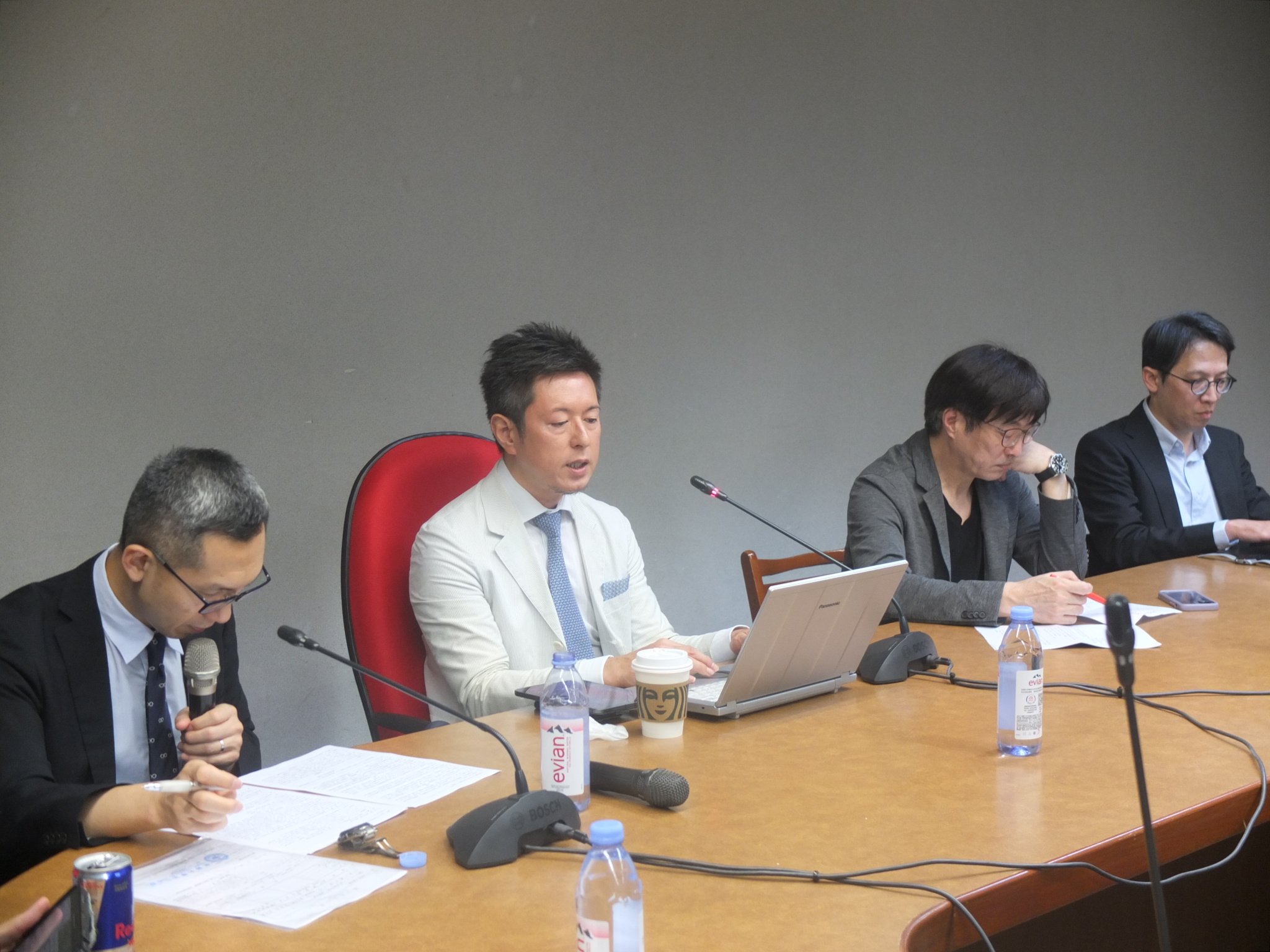 深町晋也教授演講，並由黃士軒教授翻譯中。由左而右為本院黄士軒副教授、日本立教大學深町晋也教授、本院李聖傑副教授、國立臺灣大學薛智仁教授。