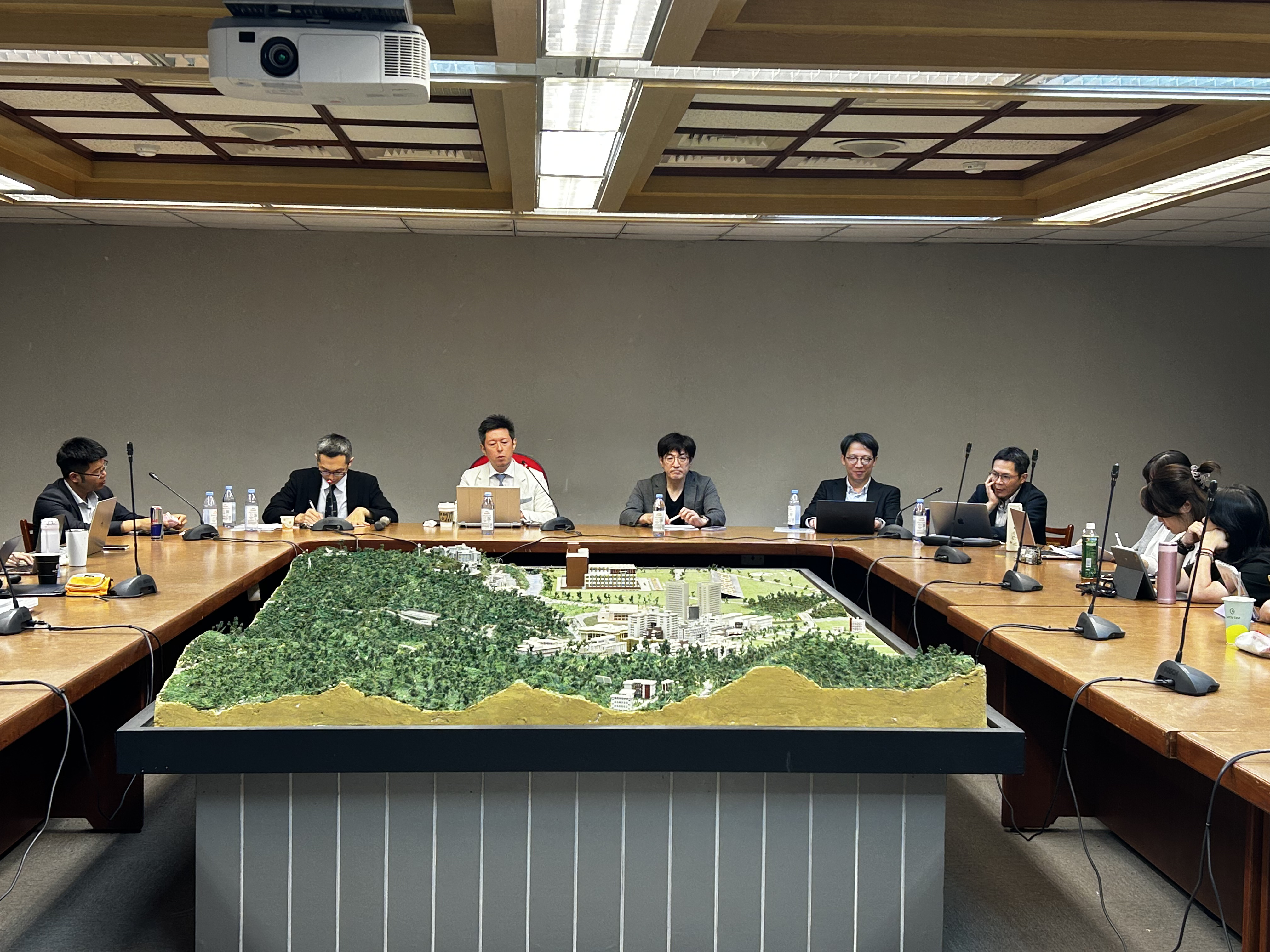 三位與談人依序進行與談中。由左而右為東吳大學洪兆承副教授、本院黃士軒教授、日本立教大學深町晋也教授、本院李聖傑副教授、國立臺灣大學薛智仁教授、國立臺灣大學許恒達教授。