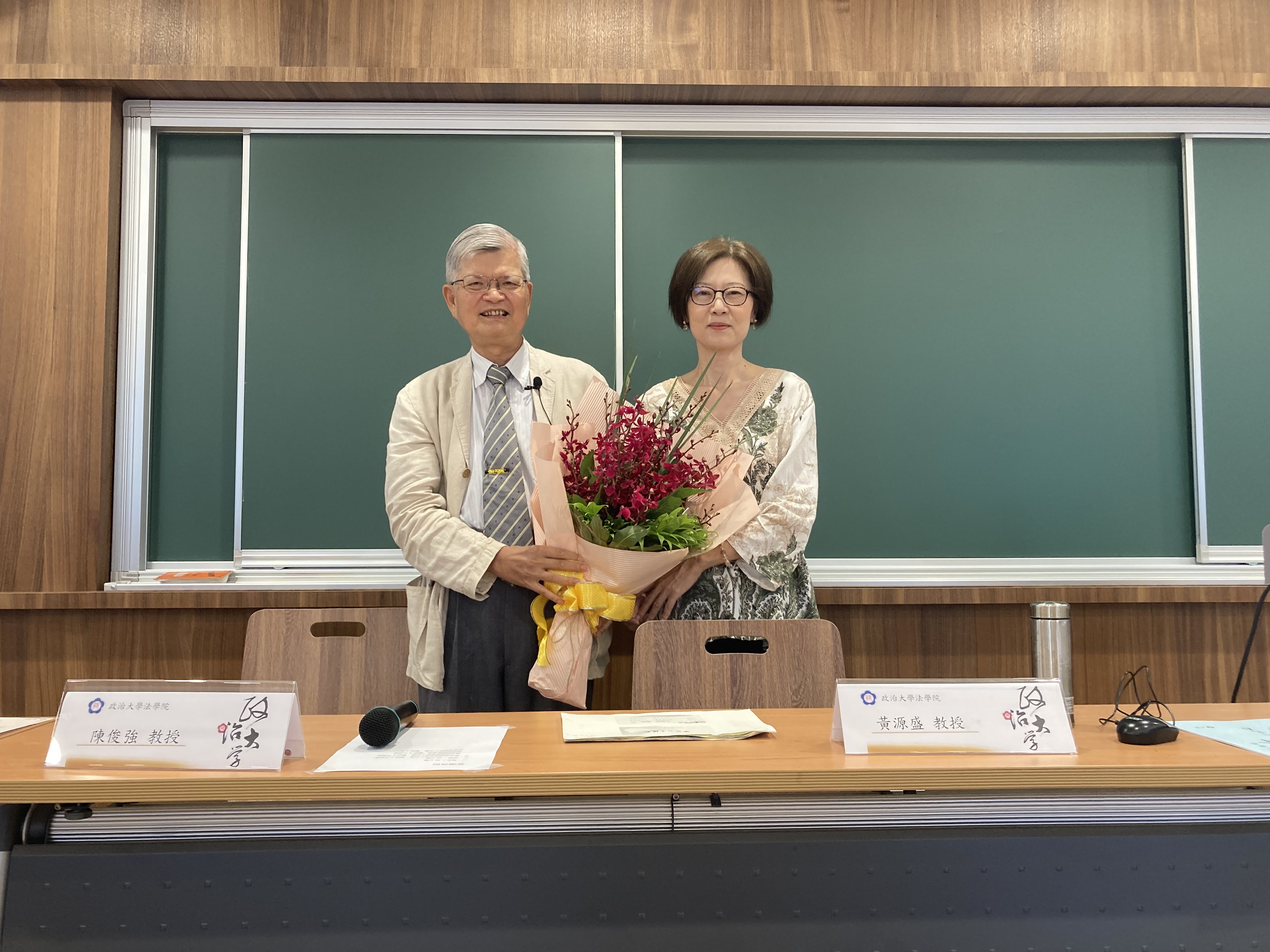 吳瑾瑜院長代表法學院獻花 （元照出版公司提供）