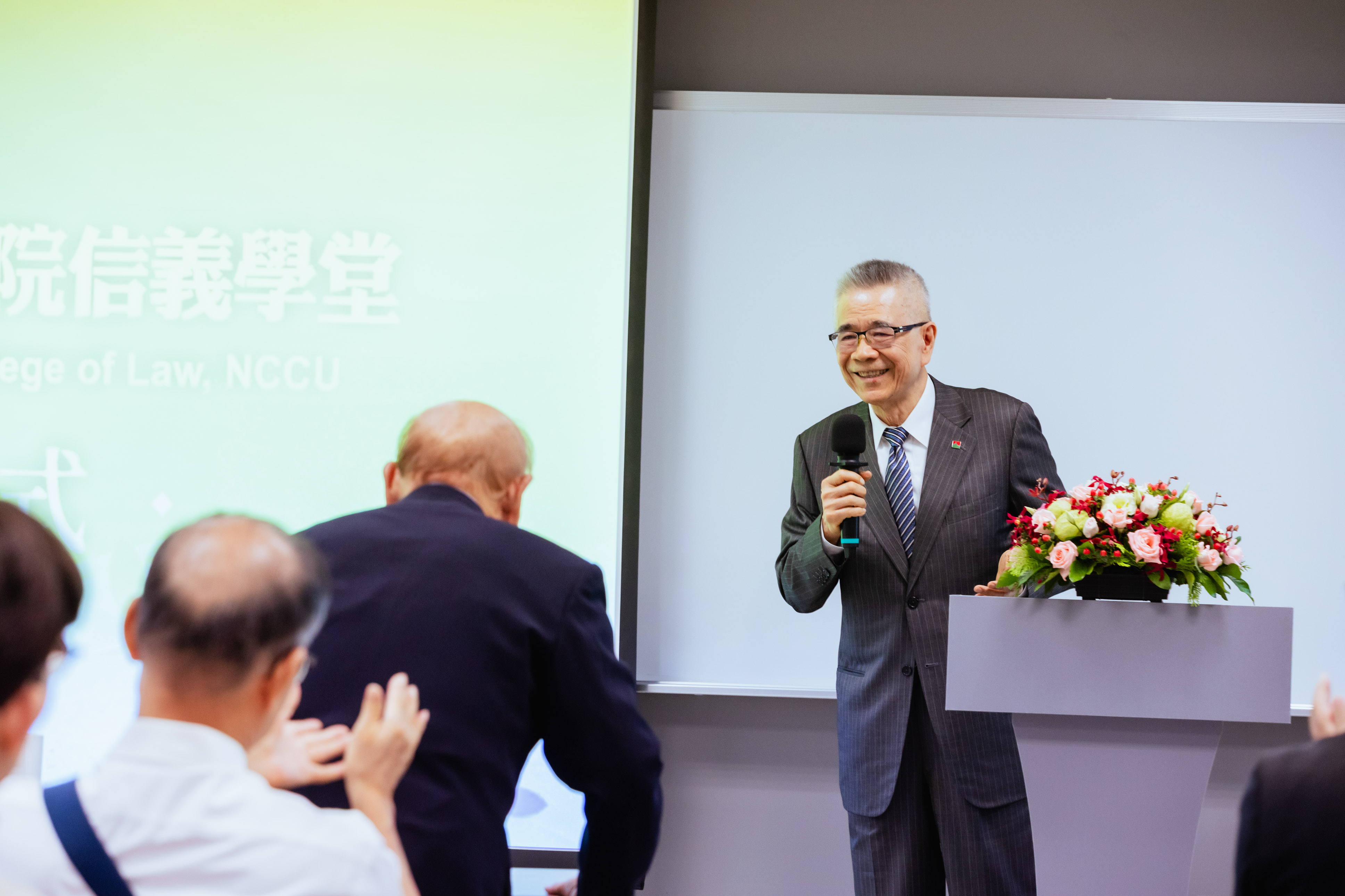 周俊吉創辦人致詞時向中央研究院王澤鑑院士致謝。 周俊吉創辦人致詞時向中央研究院王澤鑑院士致謝。