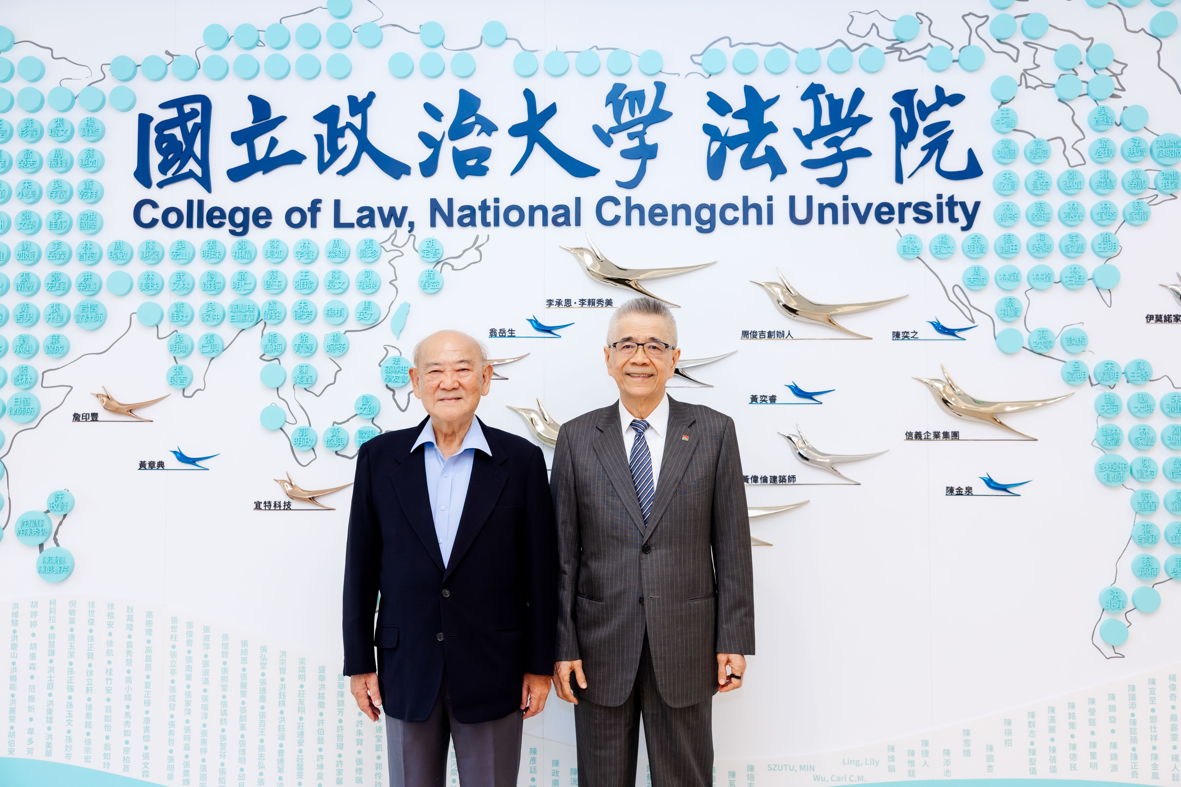 信義房屋周俊吉創辦人與中央研究院王澤鑑院士於感恩牆前合影。 信義房屋周俊吉創辦人與中央研究院王澤鑑院士於感恩牆前合影。