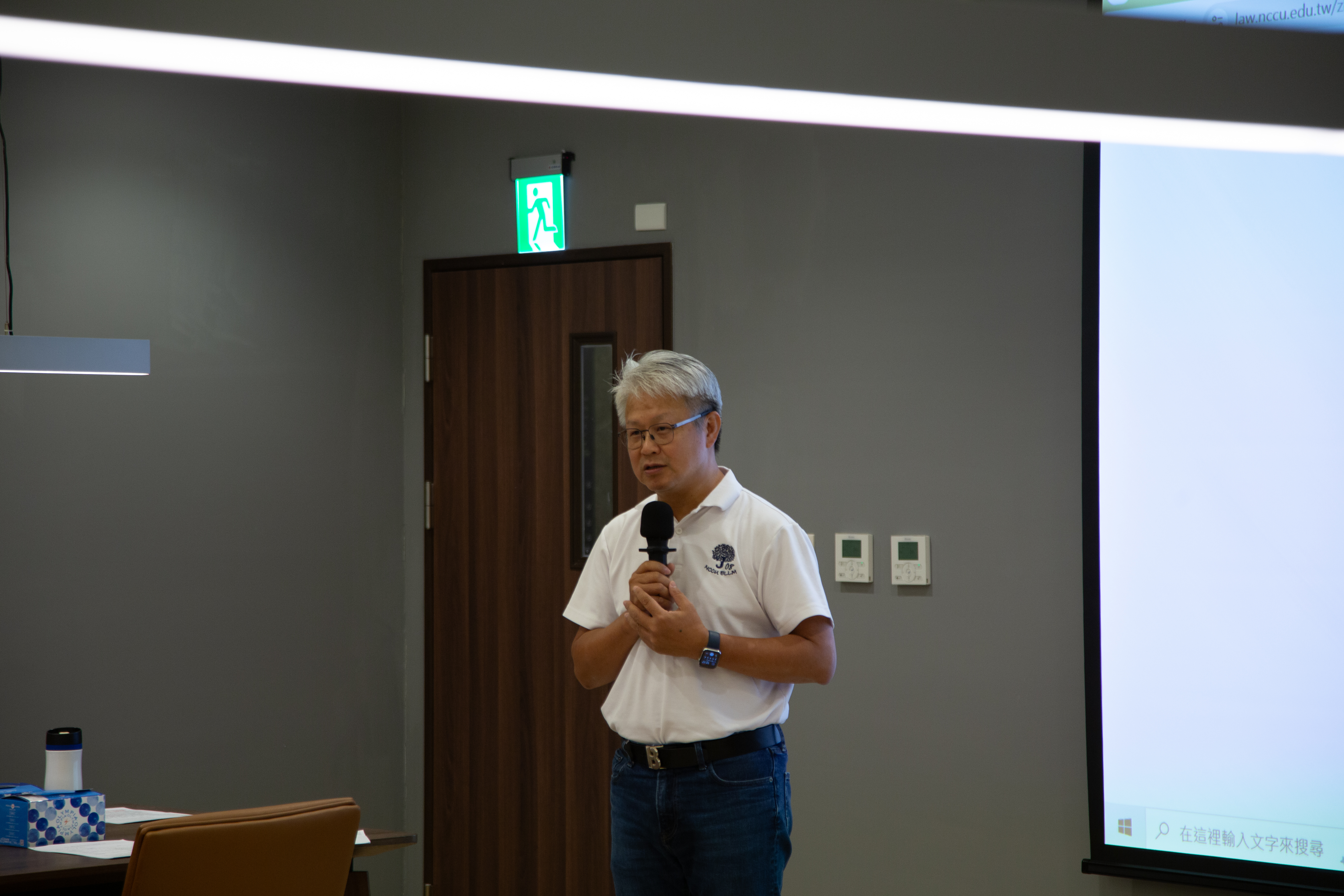 葉啓洲所長介紹法科所。