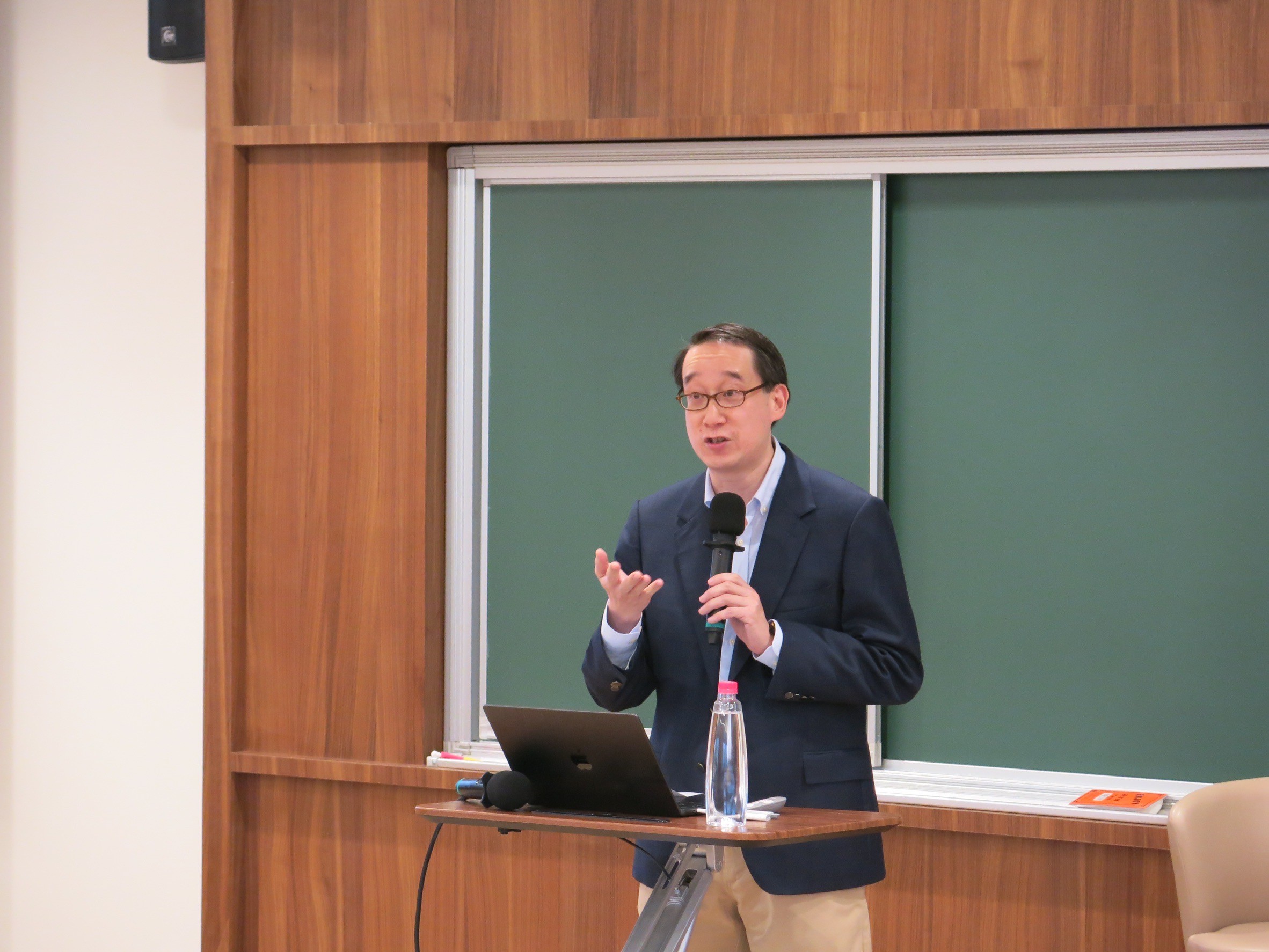 圖1_劉定基老師開場介紹Ashley教授並歡迎參加研討會的貴賓