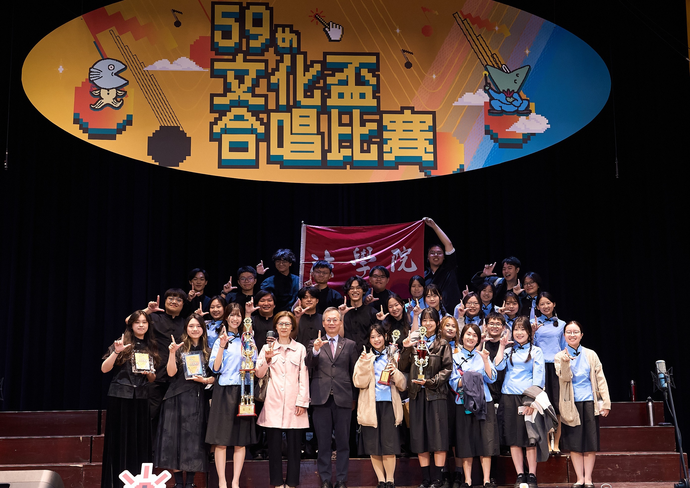 本系於本次文化盃榮獲亞軍、最佳舞台呈現、最佳服裝，莊雲妘（左二）及洪筠媗（左一）同學分別獲選最佳指揮及最佳合奏。本系代表隊伍與李蔡彥校長（中）及吳瑾瑜院長（中左）合影。（照片提供：秘書處）