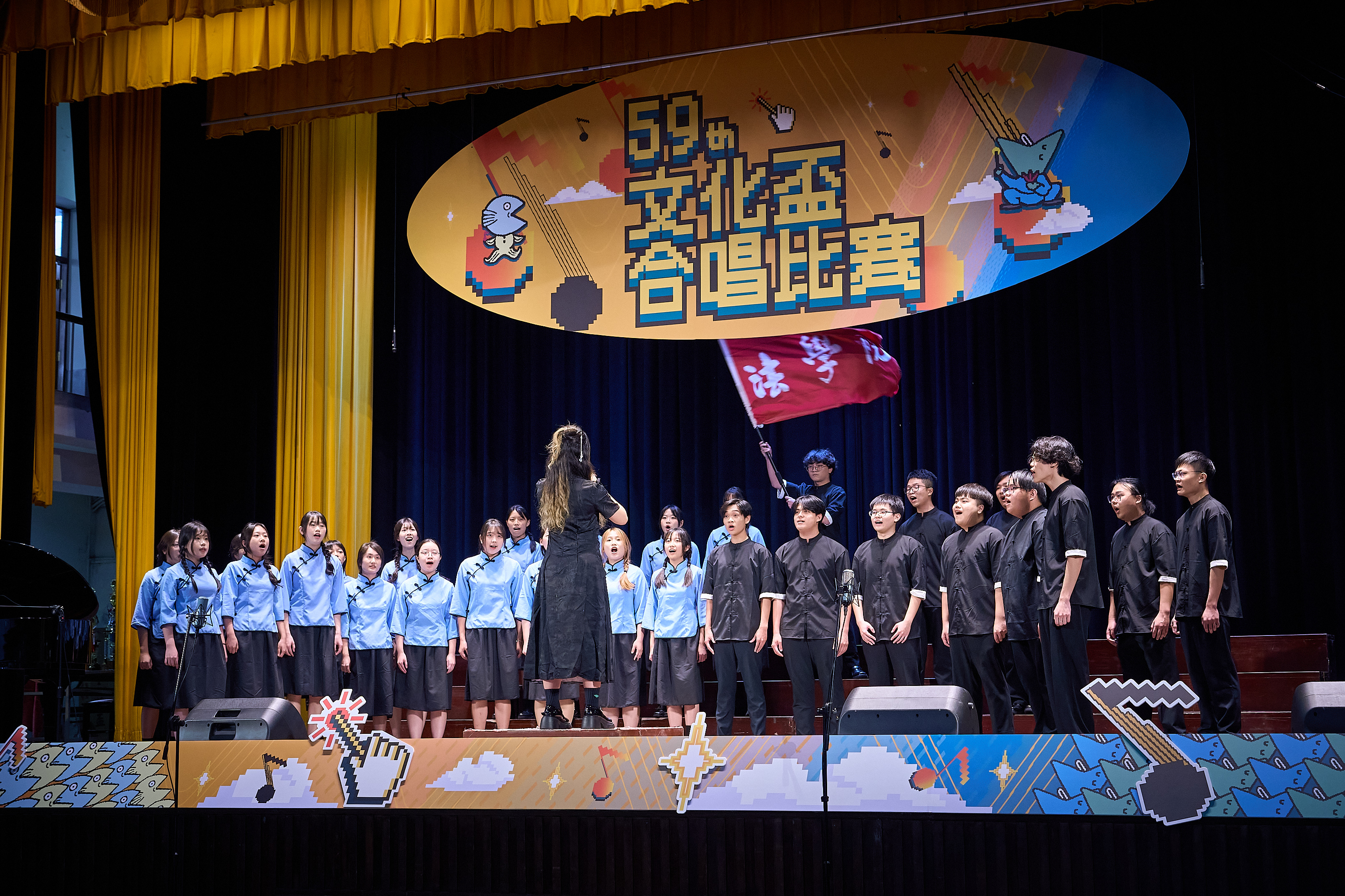 本系代表隊伍於演唱自選曲時揮舞系旗。（照片提供：影音實驗室）