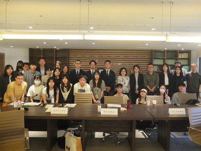 會後大合照。正中間後排五位由左而右為本院黃士軒教授、日本早稲田大学遠藤聡太教授、日本立教大學深町晋也教授、本院謝如媛教授、國立中正大學林琬珊副教授。