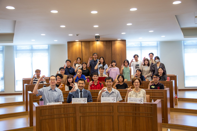 講座圓滿落幕大合照，參與者比出C的姿勢，象徵NCCU的意涵